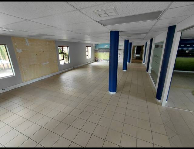 202M² OFFICE TO LET IN FOURWAYS